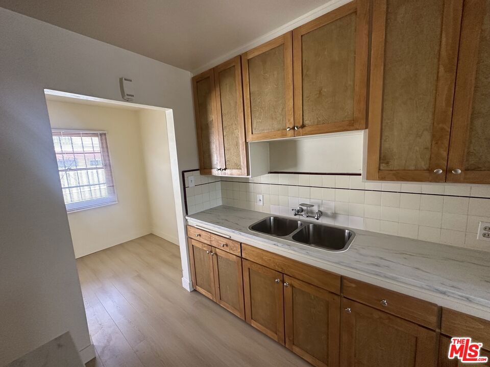 1021 1/2 W 90th Street Property Photo 4