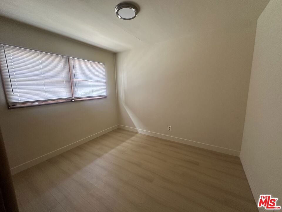 1021 1/2 W 90th Street Property Photo 9