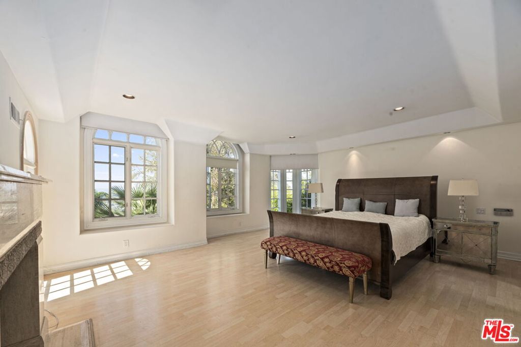 14330 Mulholland Drive Property Photo 15