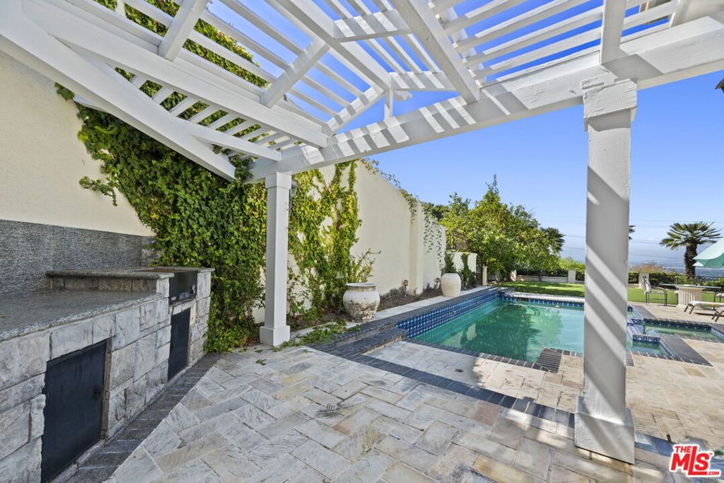 14330 Mulholland Drive Property Photo 25