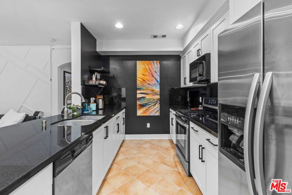 5037 Rosewood Avenue 101 Property Photo 2