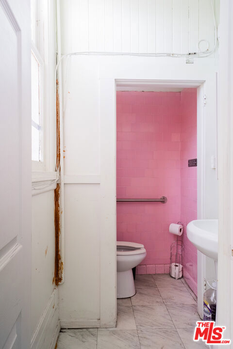 2216 W Jefferson Boulevard Property Photo 20