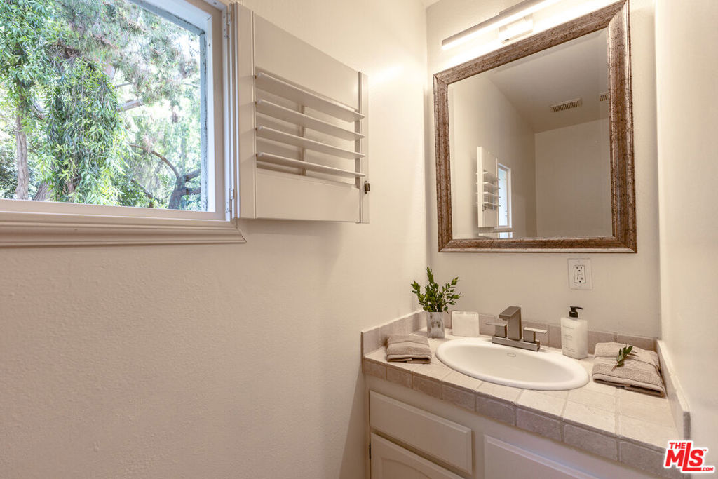 2348 Ewing Street Property Photo 10