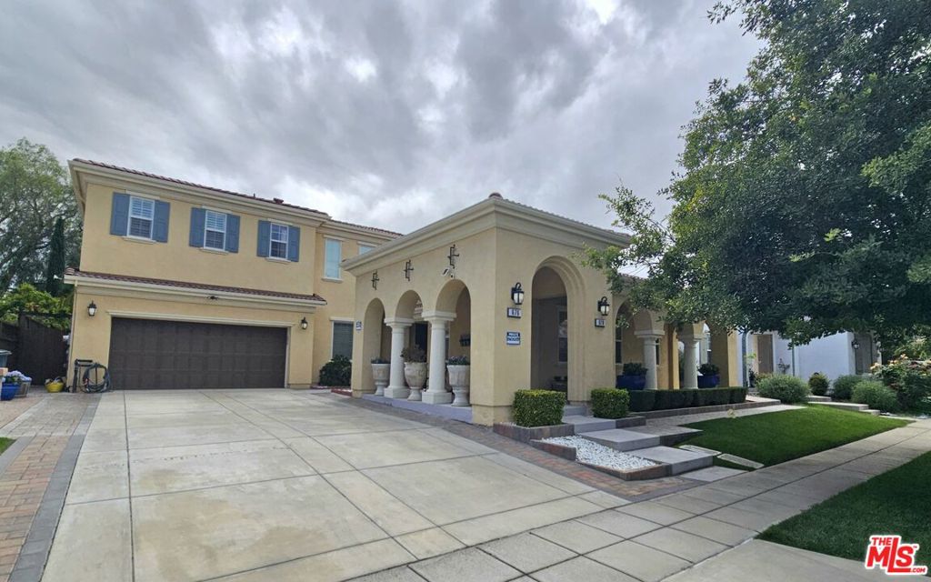 676 W Jardin Terrace Property Photo 1