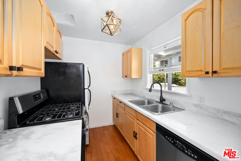 9016 1/2 Harratt Street Property Photo 5
