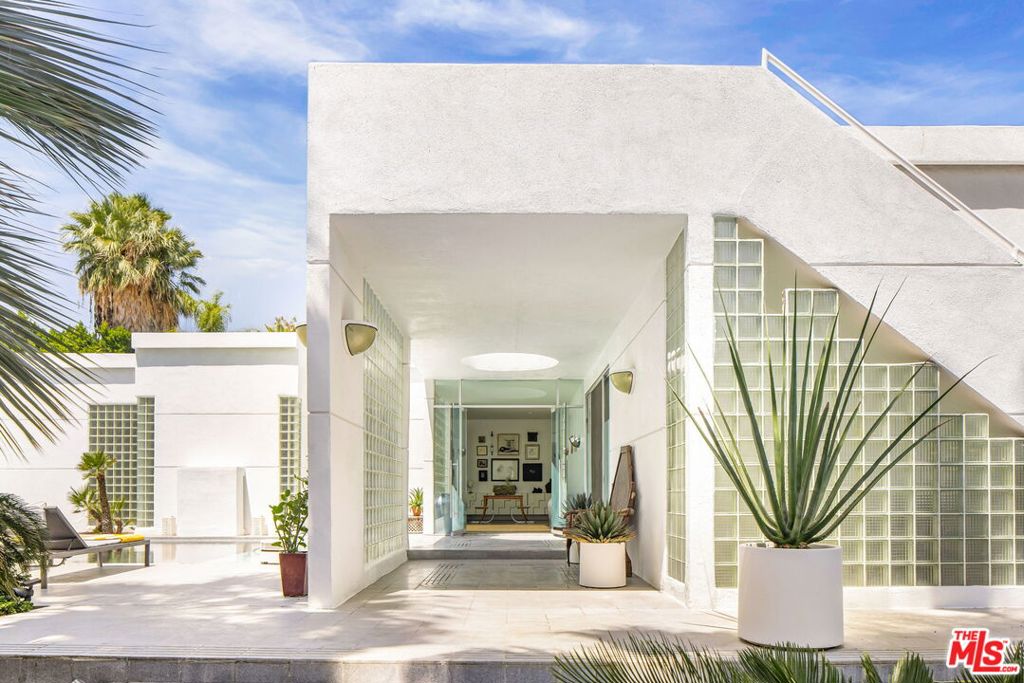 520 W Via Lola Property Photo 2