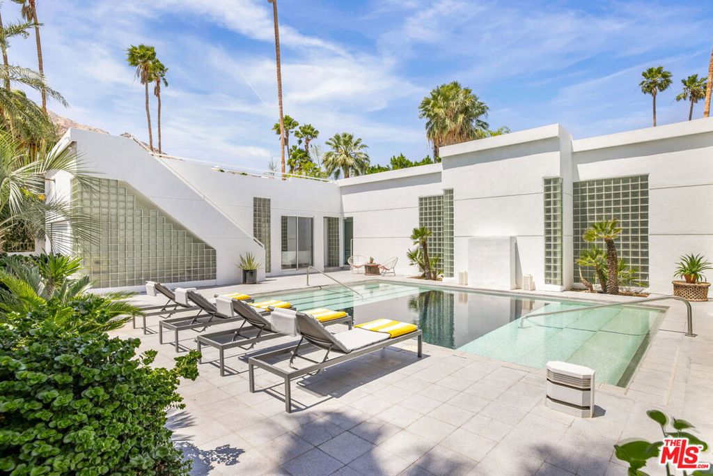 520 W Via Lola Property Photo 3