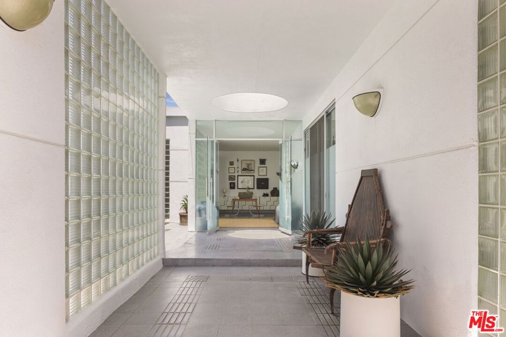 520 W Via Lola Property Photo 4