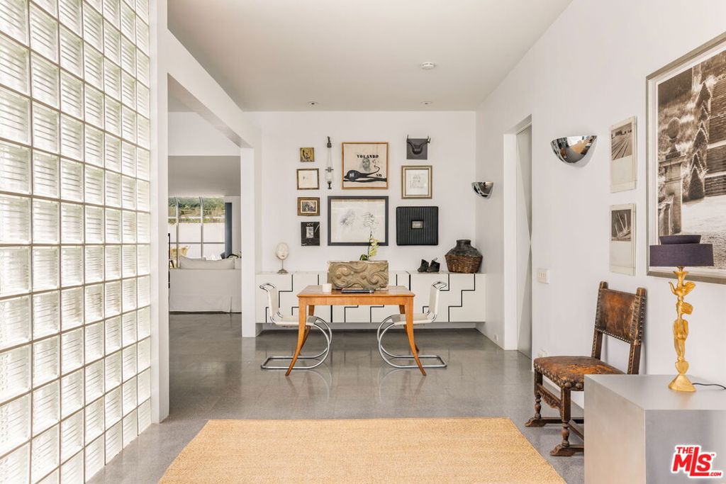 520 W Via Lola Property Photo 6