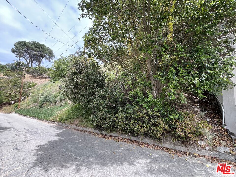 3734 N Oakfield Drive Property Photo 8