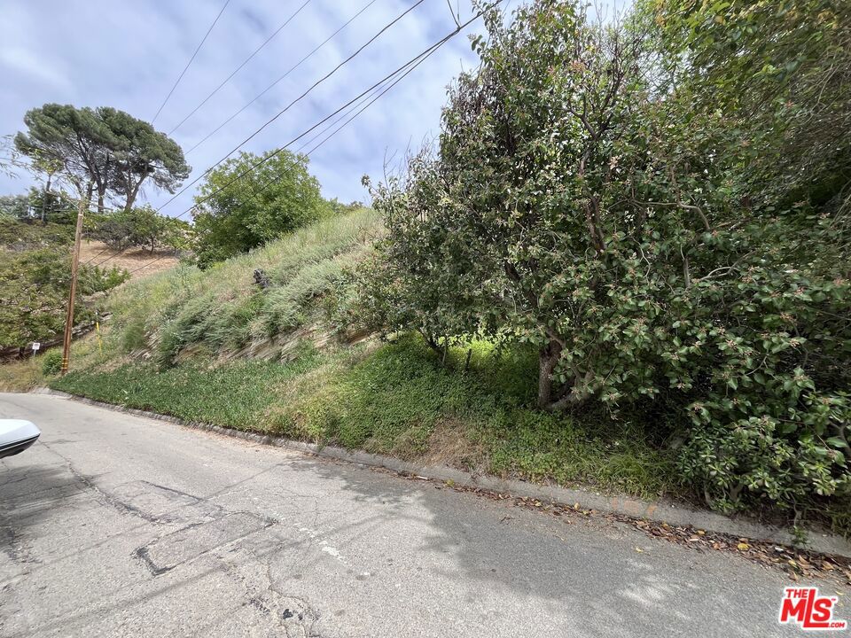 3734 N Oakfield Drive Property Photo 9