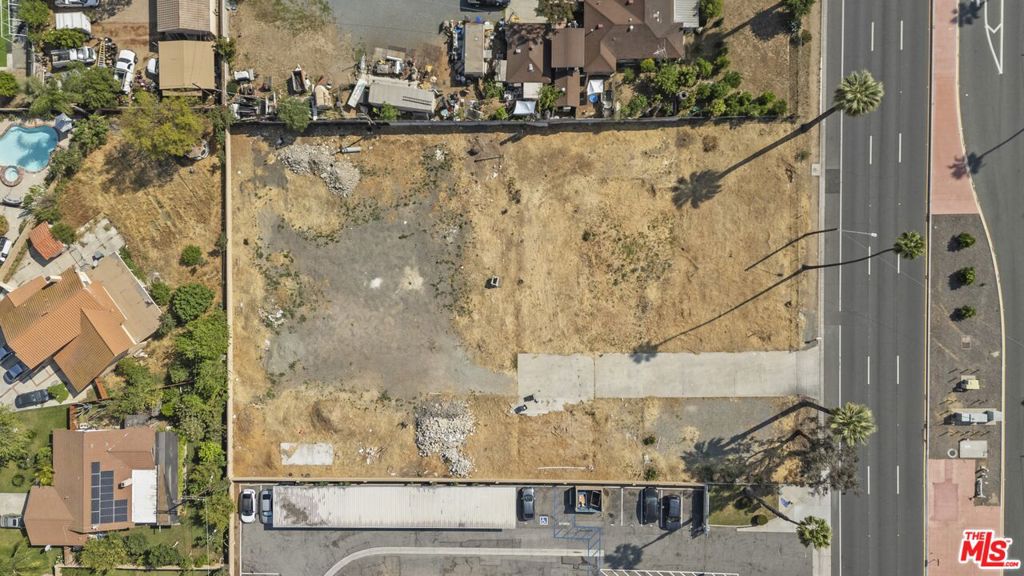 11325 Magnolia Avenue Property Photo 6