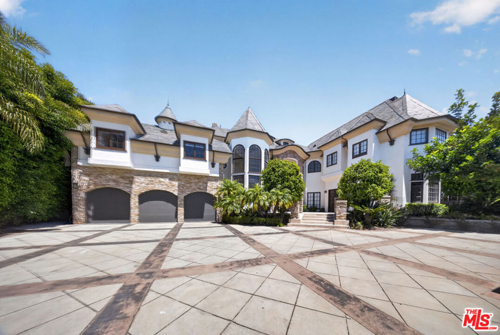 13320 Mulholland Drive Property Photo 3