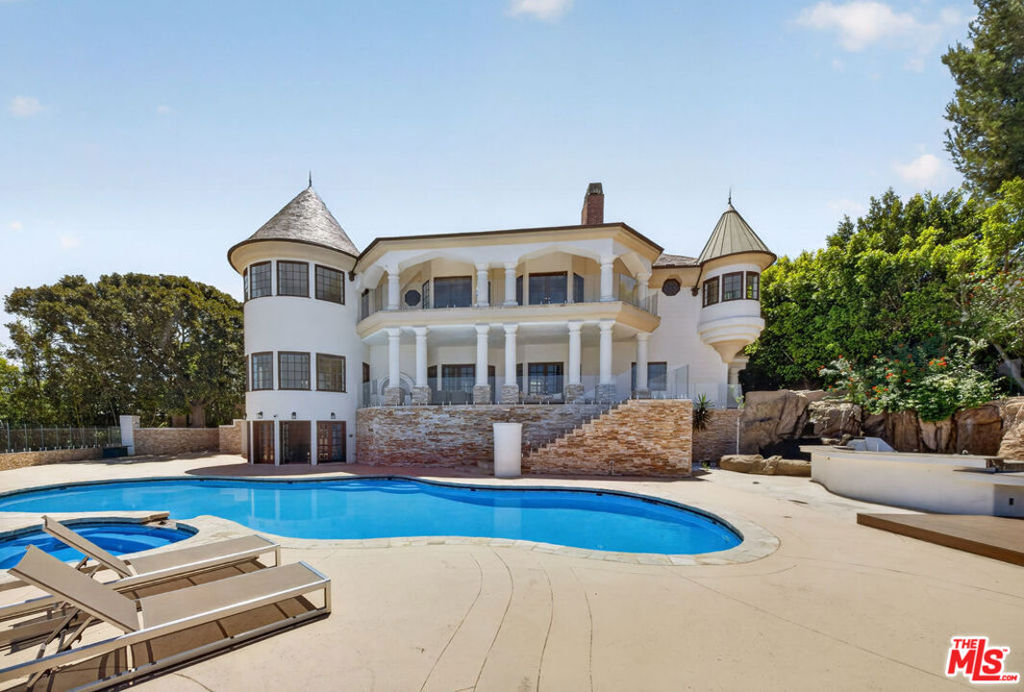 13320 Mulholland Drive Property Photo 4