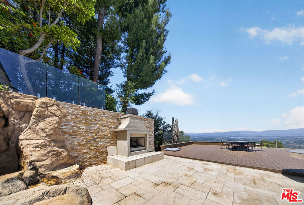 13320 Mulholland Drive Property Photo 6