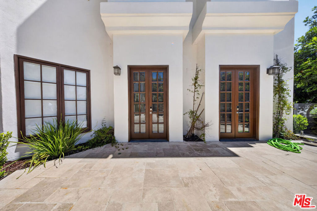 13320 Mulholland Drive Property Photo 11