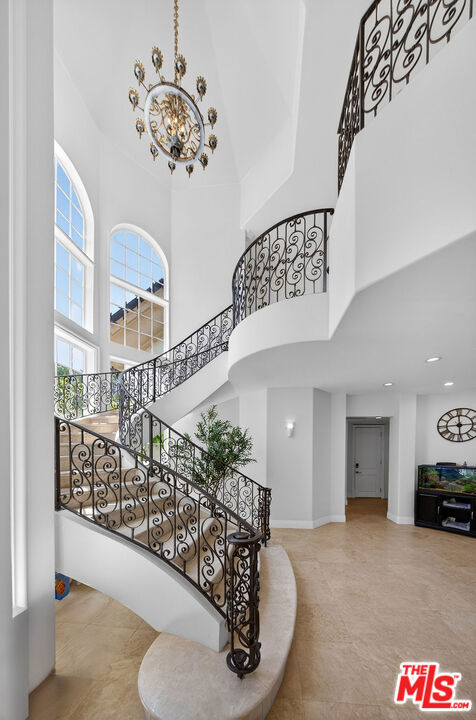 13320 Mulholland Drive Property Photo 15