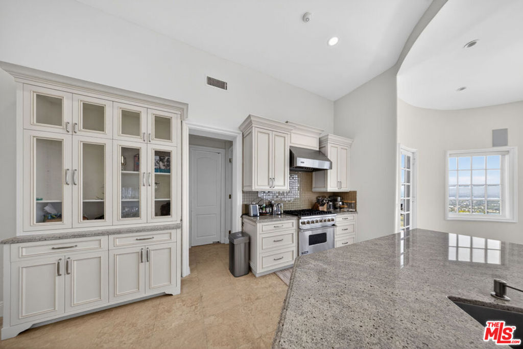 13320 Mulholland Drive Property Photo 30