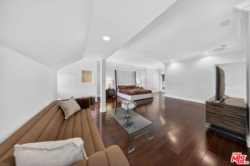 13320 Mulholland Drive Property Photo 40