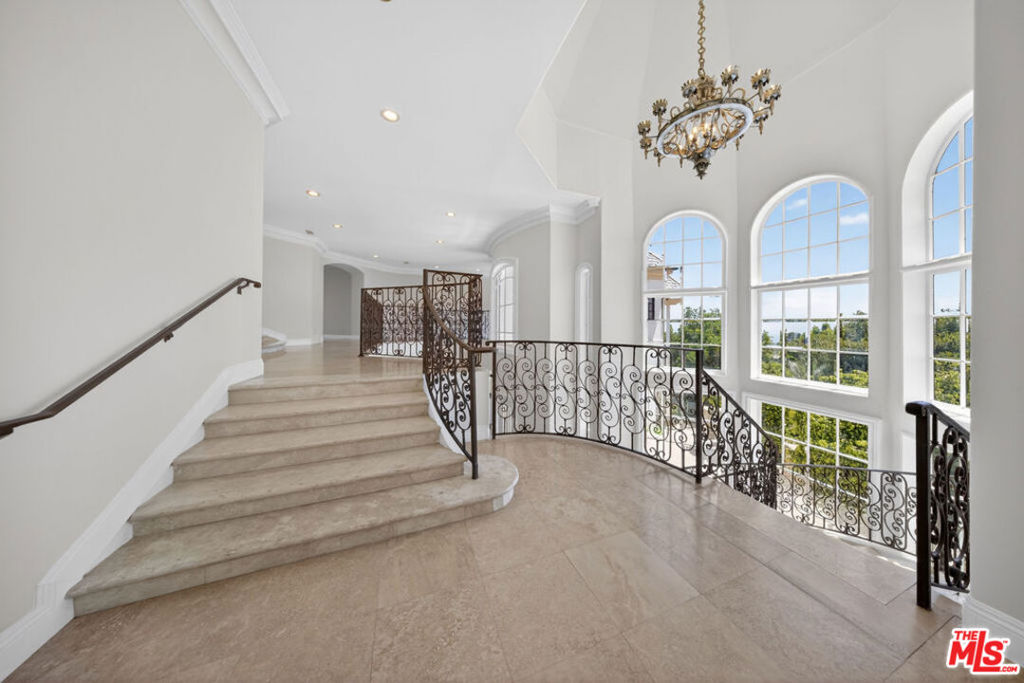 13320 Mulholland Drive Property Photo 42