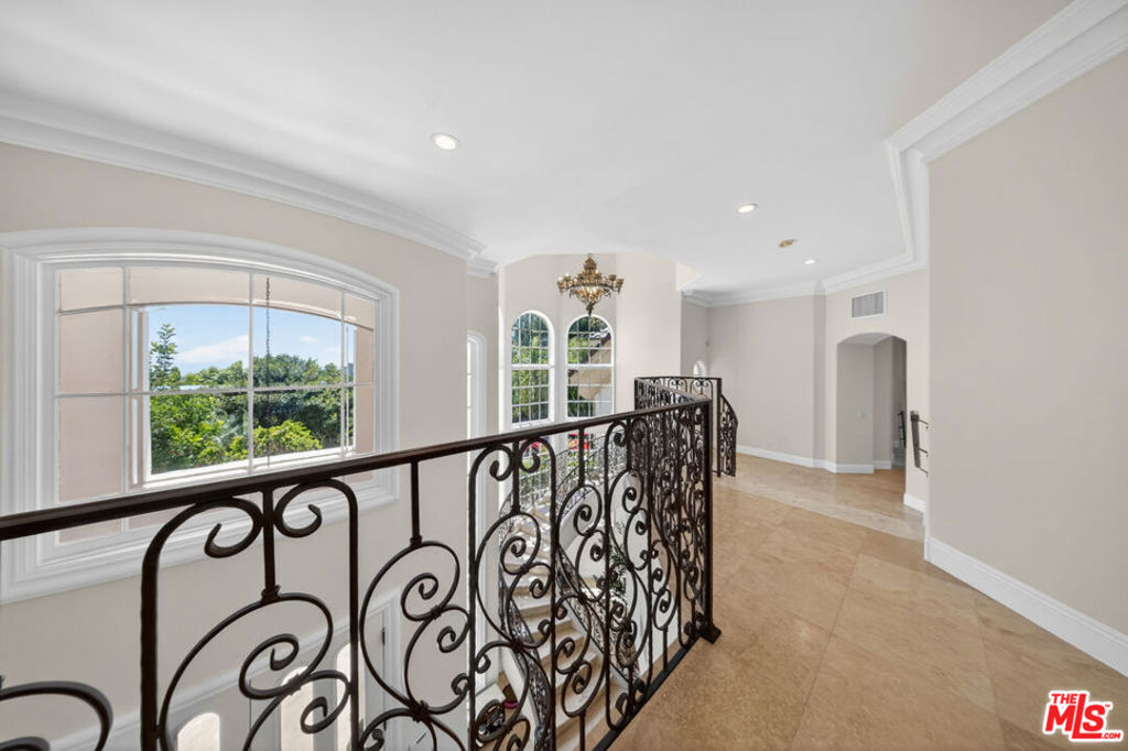 13320 Mulholland Drive Property Photo 43