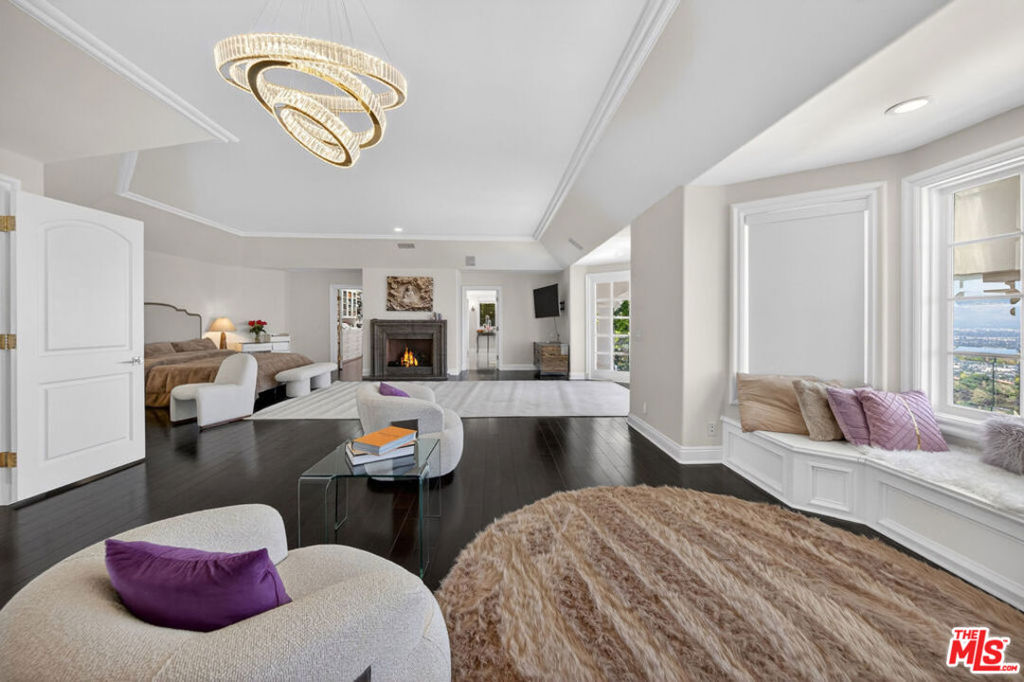 13320 Mulholland Drive Property Photo 47