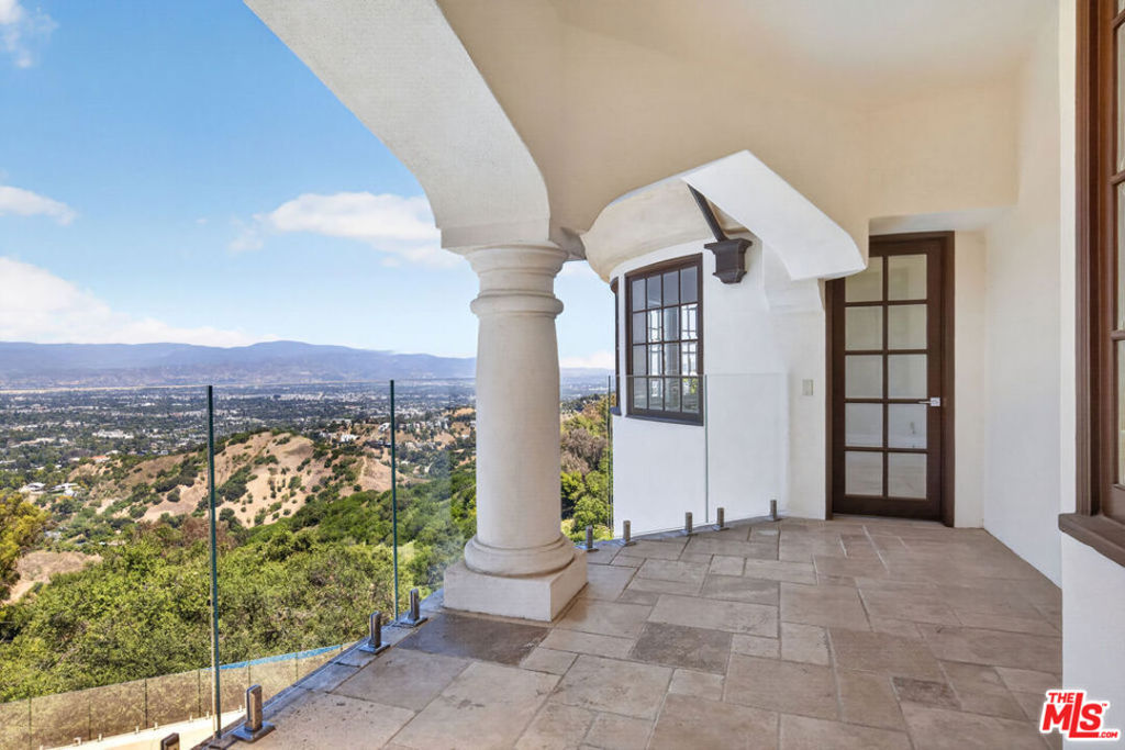13320 Mulholland Drive Property Photo 53