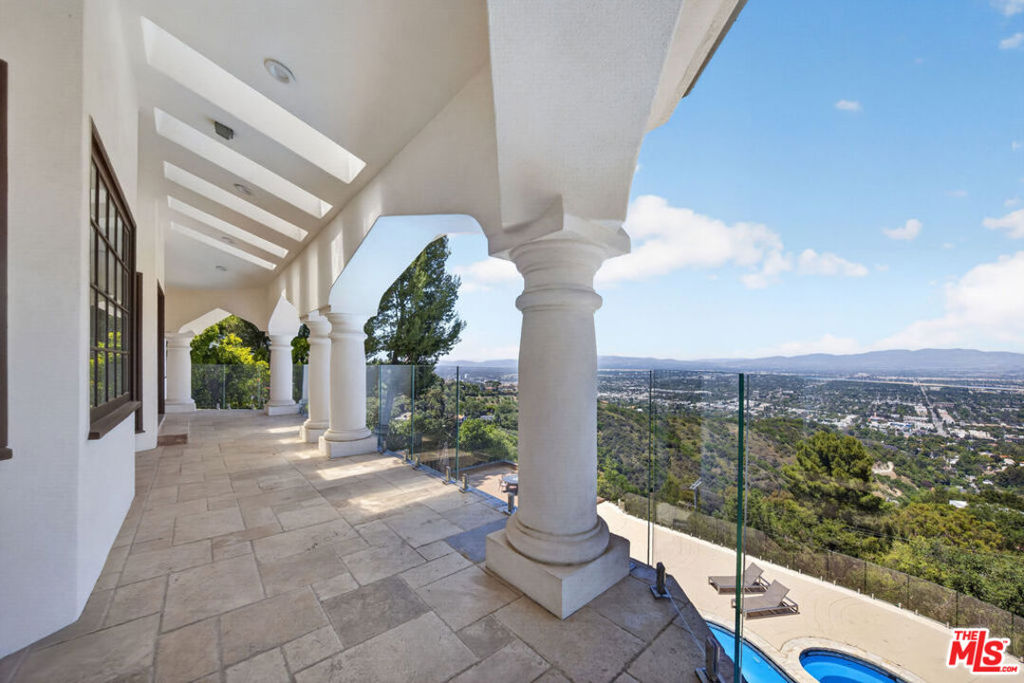 13320 Mulholland Drive Property Photo 54