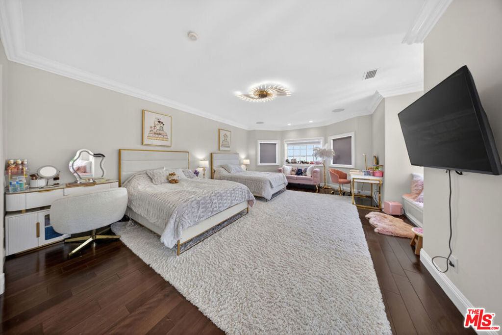 13320 Mulholland Drive Property Photo 65