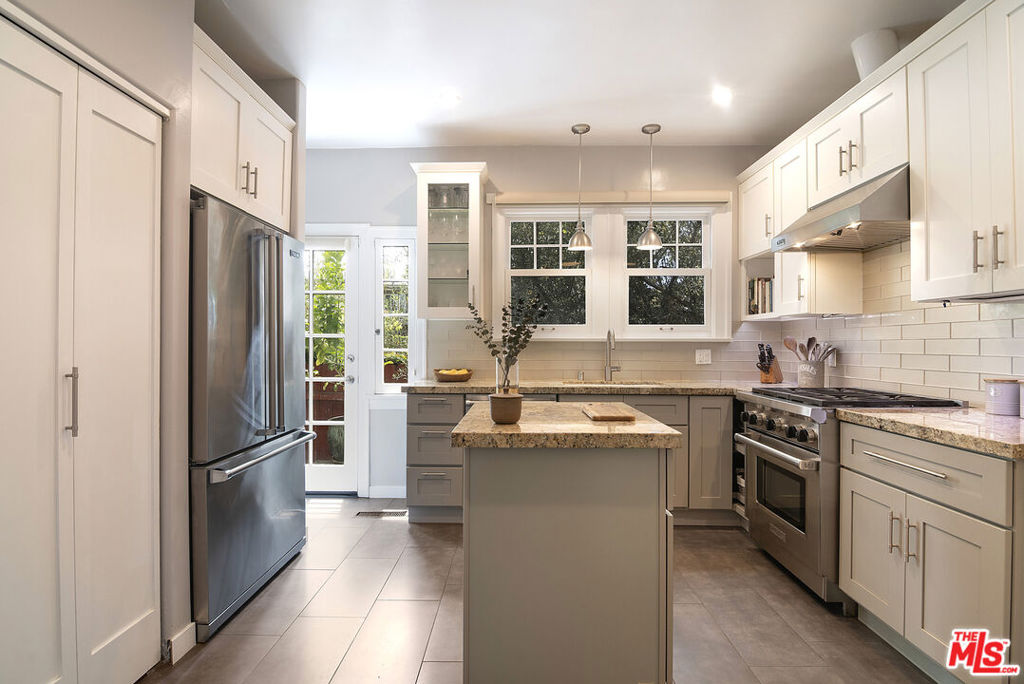 300 N Bronson Avenue Property Photo 12