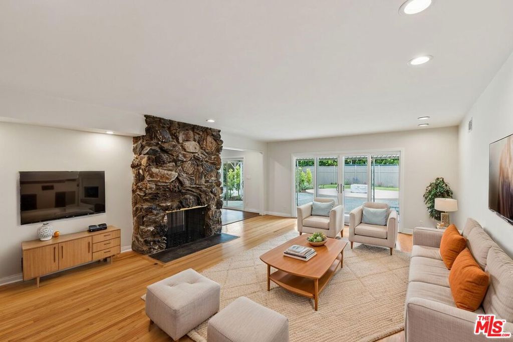 17537 Margate Street Property Photo 3
