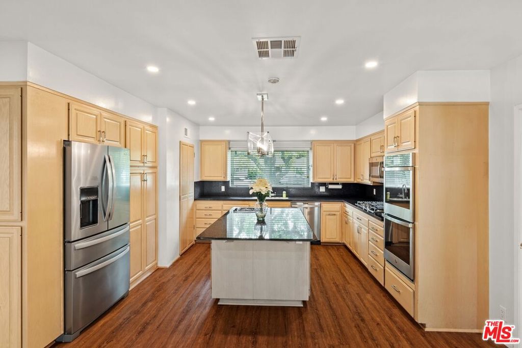 17537 Margate Street Property Photo 6