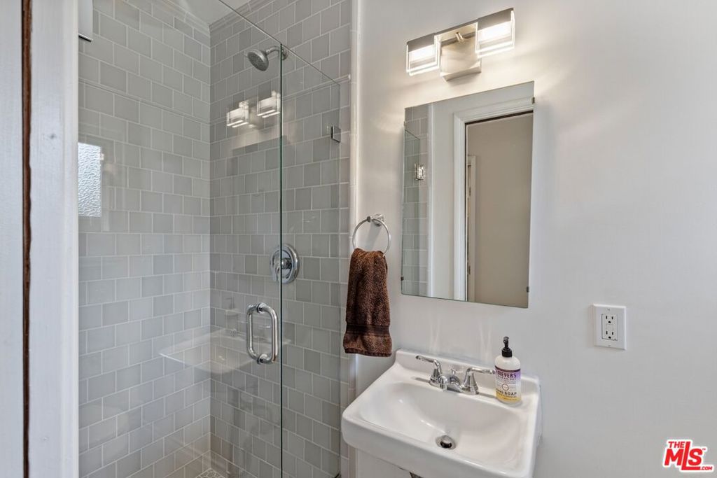 17537 Margate Street Property Photo 9