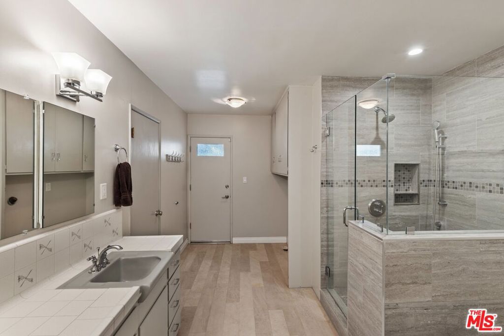 17537 Margate Street Property Photo 13