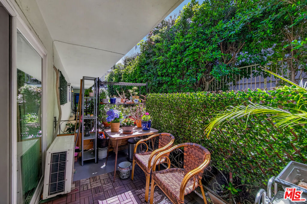 446 S St Andrews Place 2 Property Photo 18