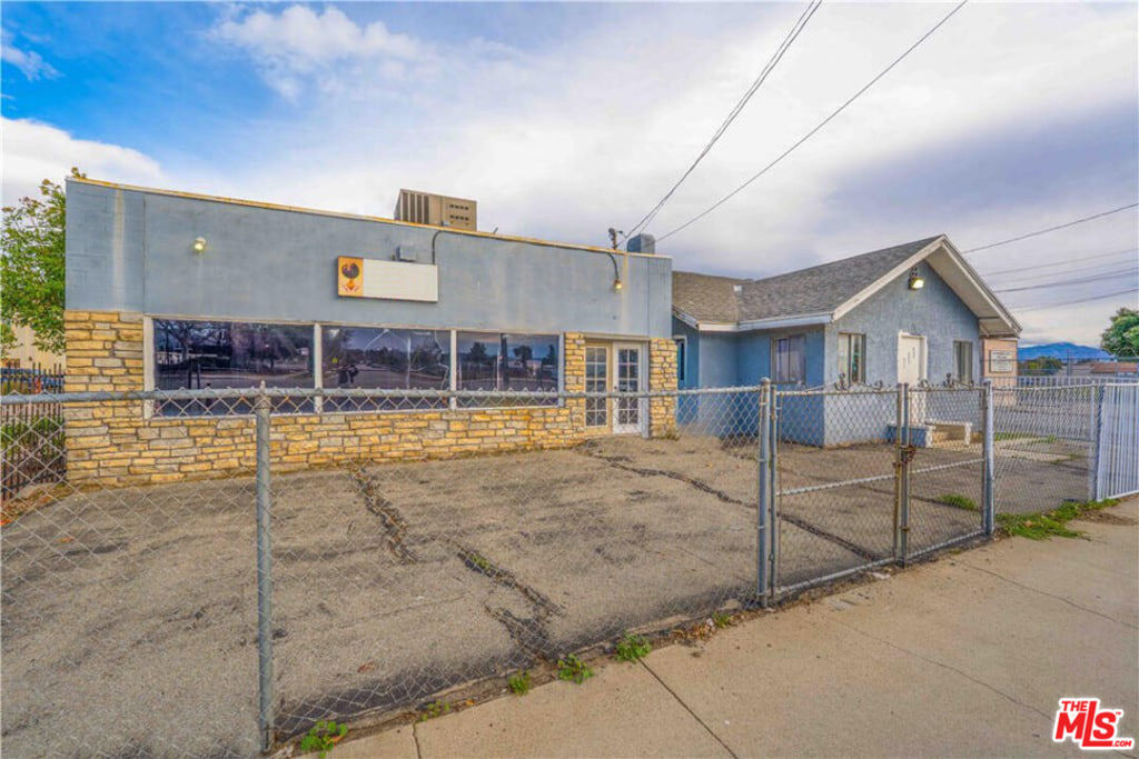 17606 Arrow Boulevard Property Photo 1