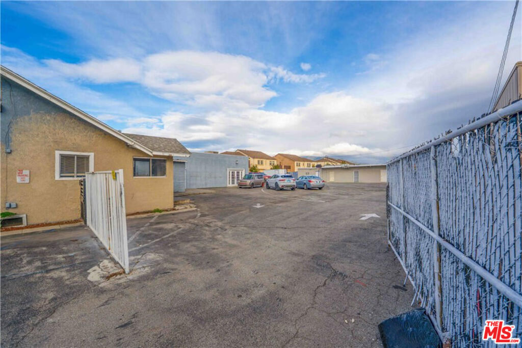 17606 Arrow Boulevard Property Photo 2