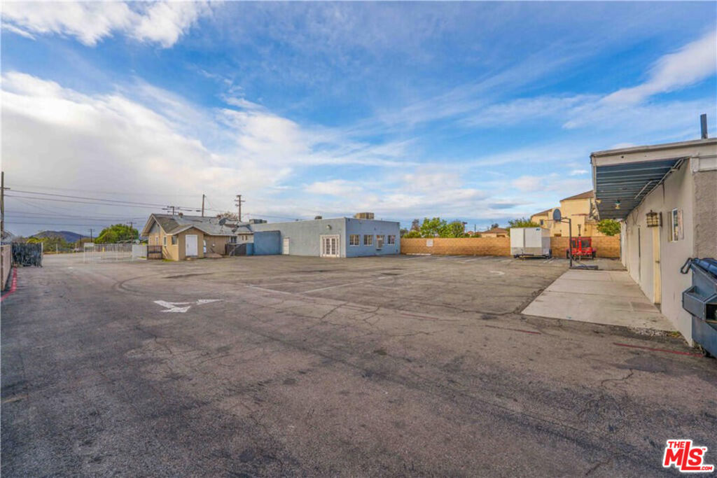 17606 Arrow Boulevard Property Photo 3