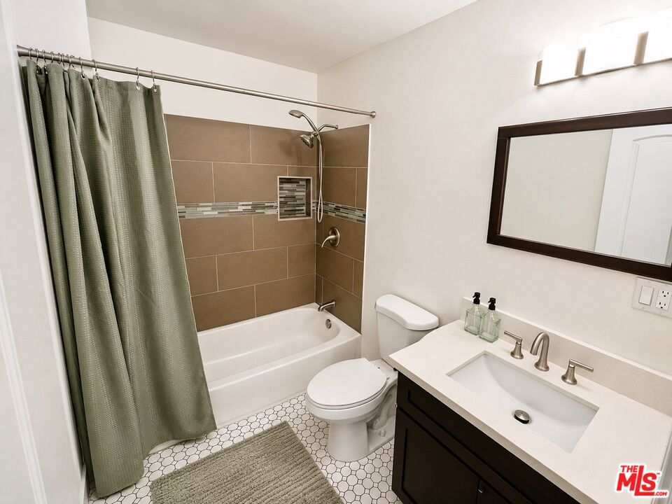328 E Plymouth Street Property Photo 18