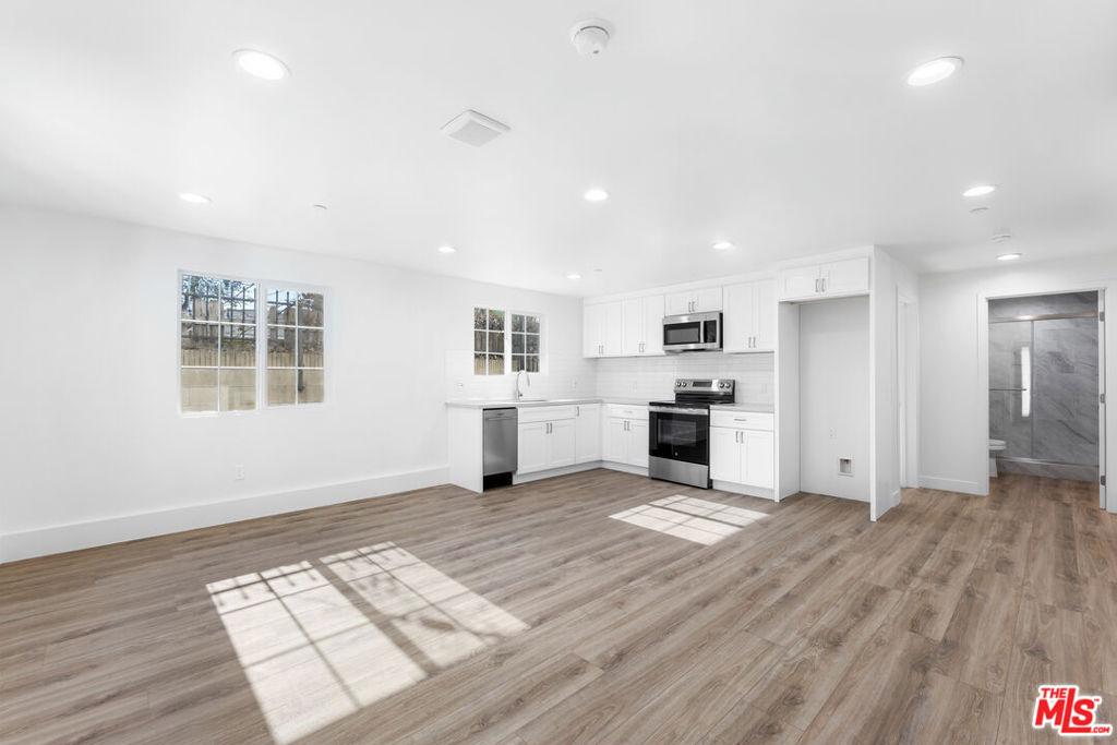 496 E 52nd Street Property Photo 4