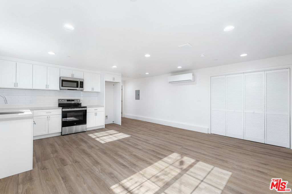 496 E 52nd Street Property Photo 6