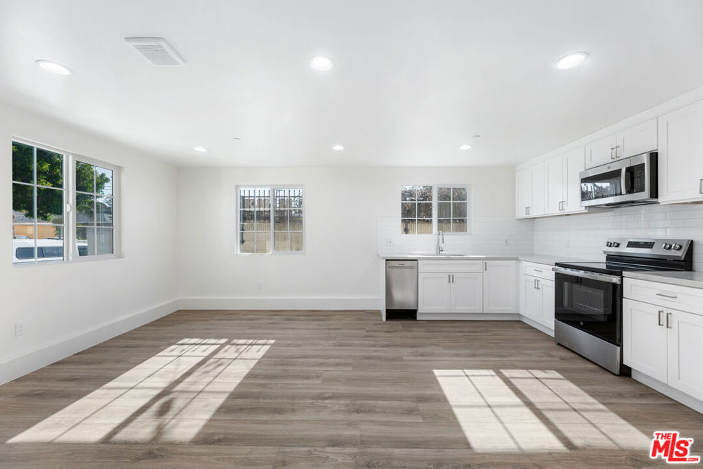 496 E 52nd Street Property Photo 10