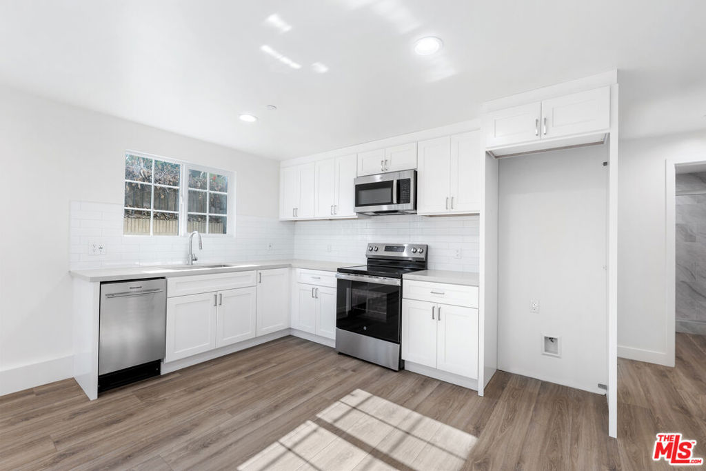 496 E 52nd Street Property Photo 11