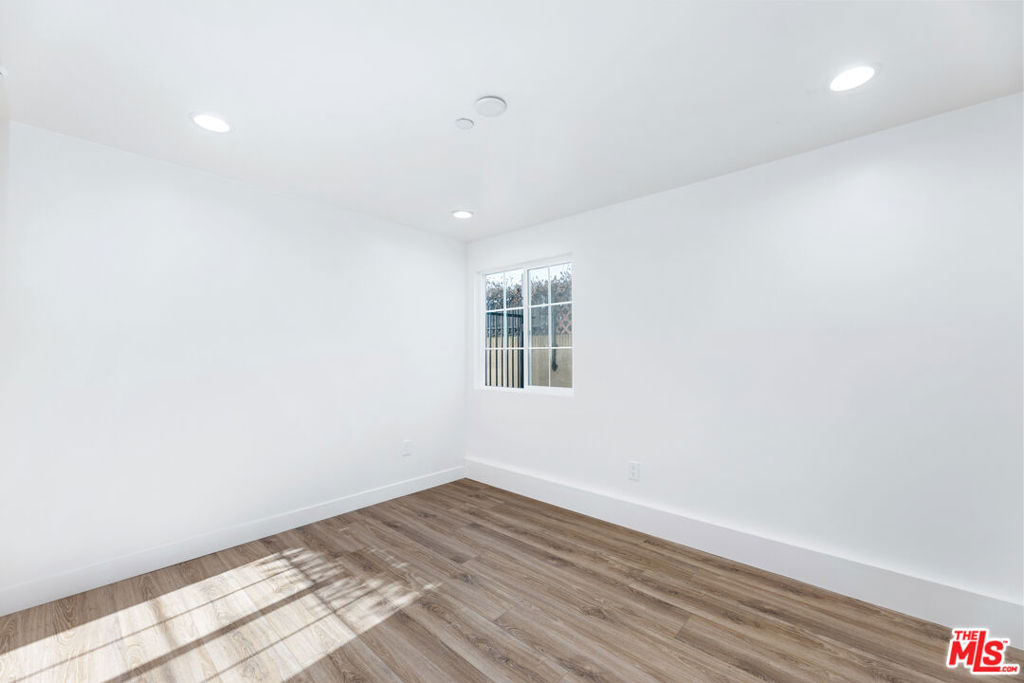 496 E 52nd Street Property Photo 15