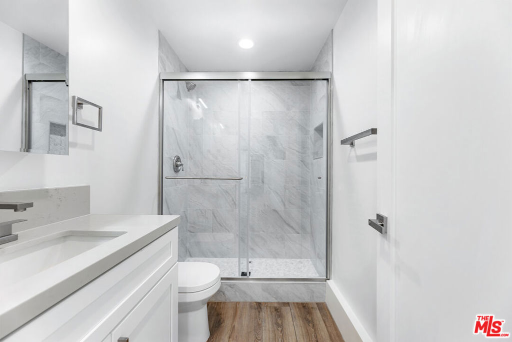 496 E 52nd Street Property Photo 16