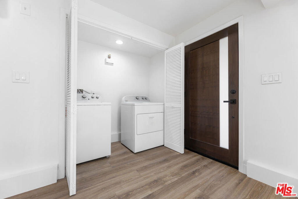 496 E 52nd Street Property Photo 18