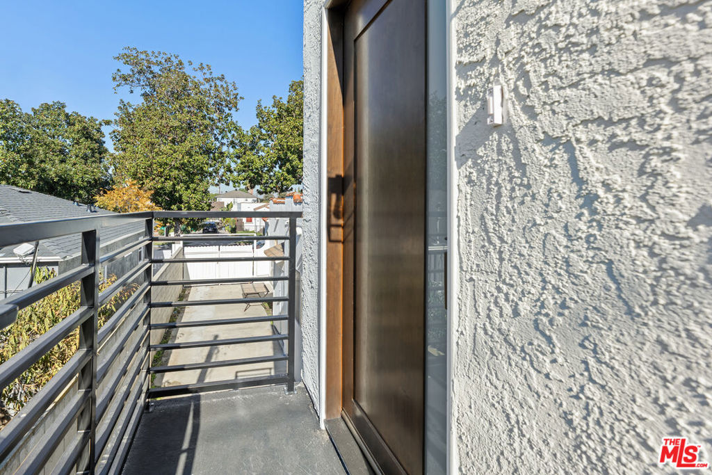 496 E 52nd Street Property Photo 19