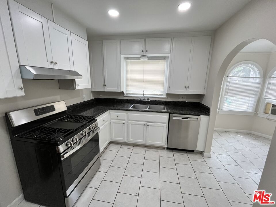 496 E 52nd Street Property Photo 48