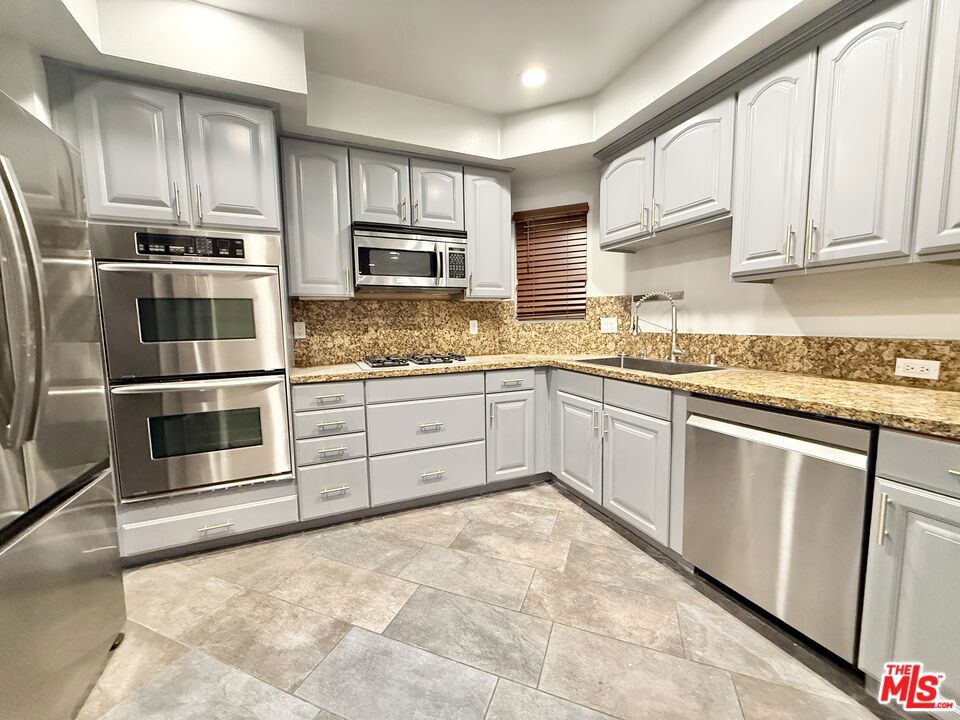 1135 Rexford Dr 102 Property Photo 19