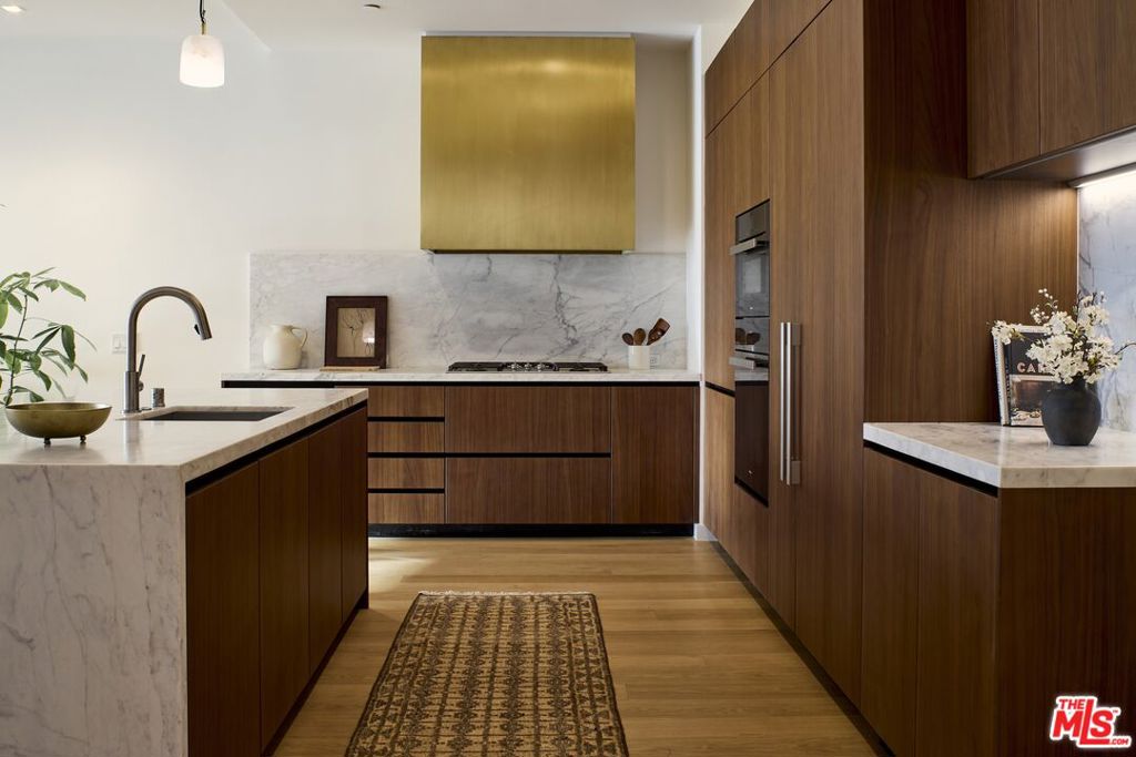702 N Doheny Drive Ph4 Property Photo 3